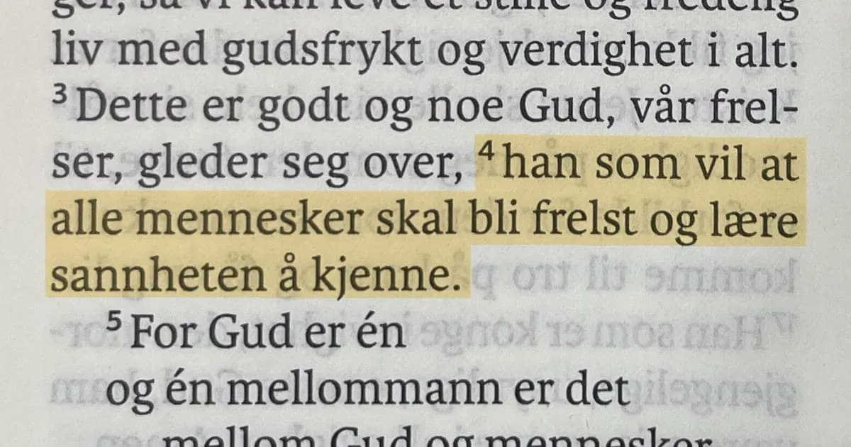 Bibeltekst fra 1. Timoteus 2 der ordene «han som vil at alle mennesker skal bli frelst og lære sannheten å kjenne» er markert