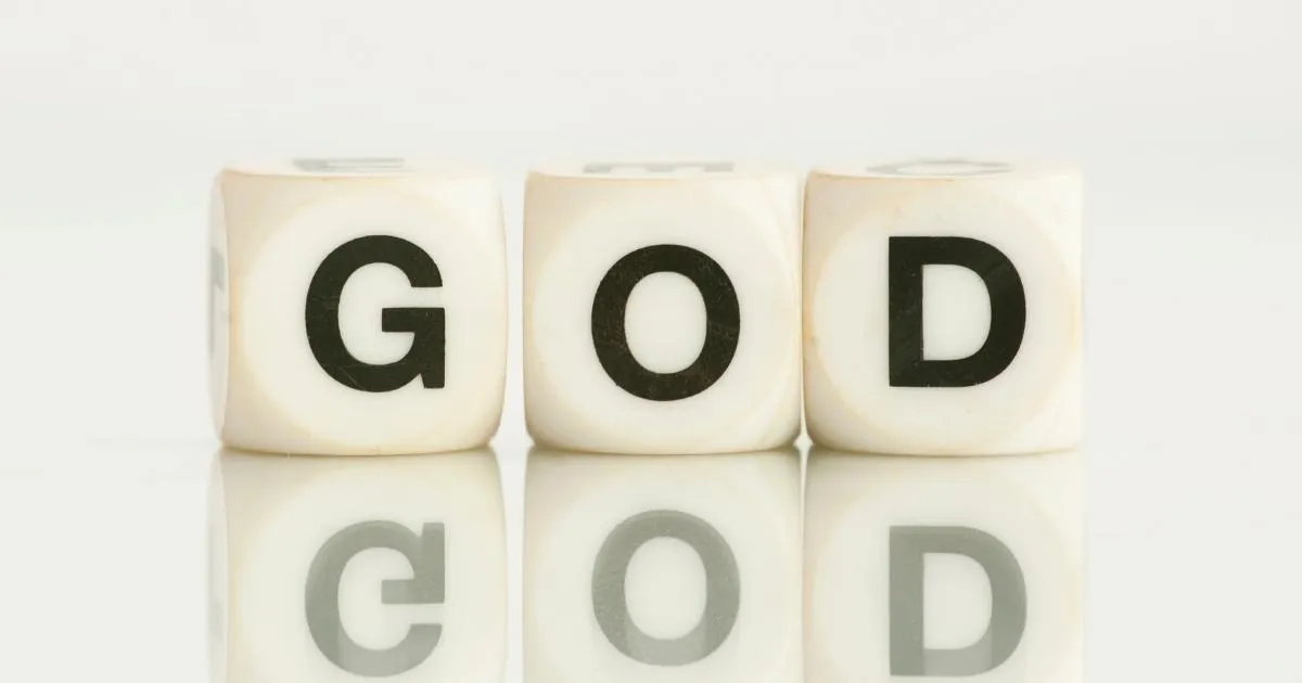Bokstavterninger som danner ordet «GOD»